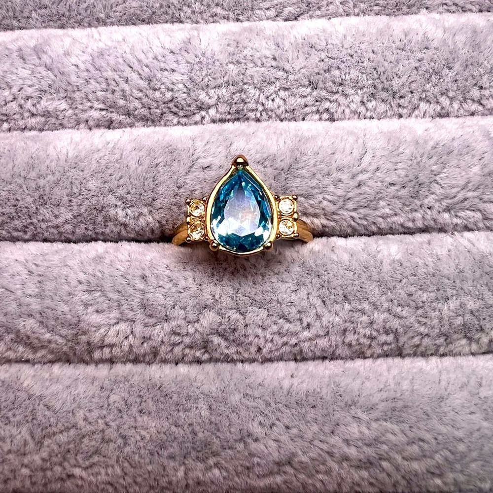 Size 7 Vintage Aquamarine Color Teardrop Rhinestone Ring - Picture 2 of 4